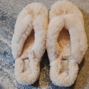 UGG Women's Plush Tan Slippers New Without tag